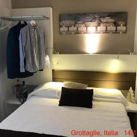Relais Delle Ceramiche 3* غروتاليي